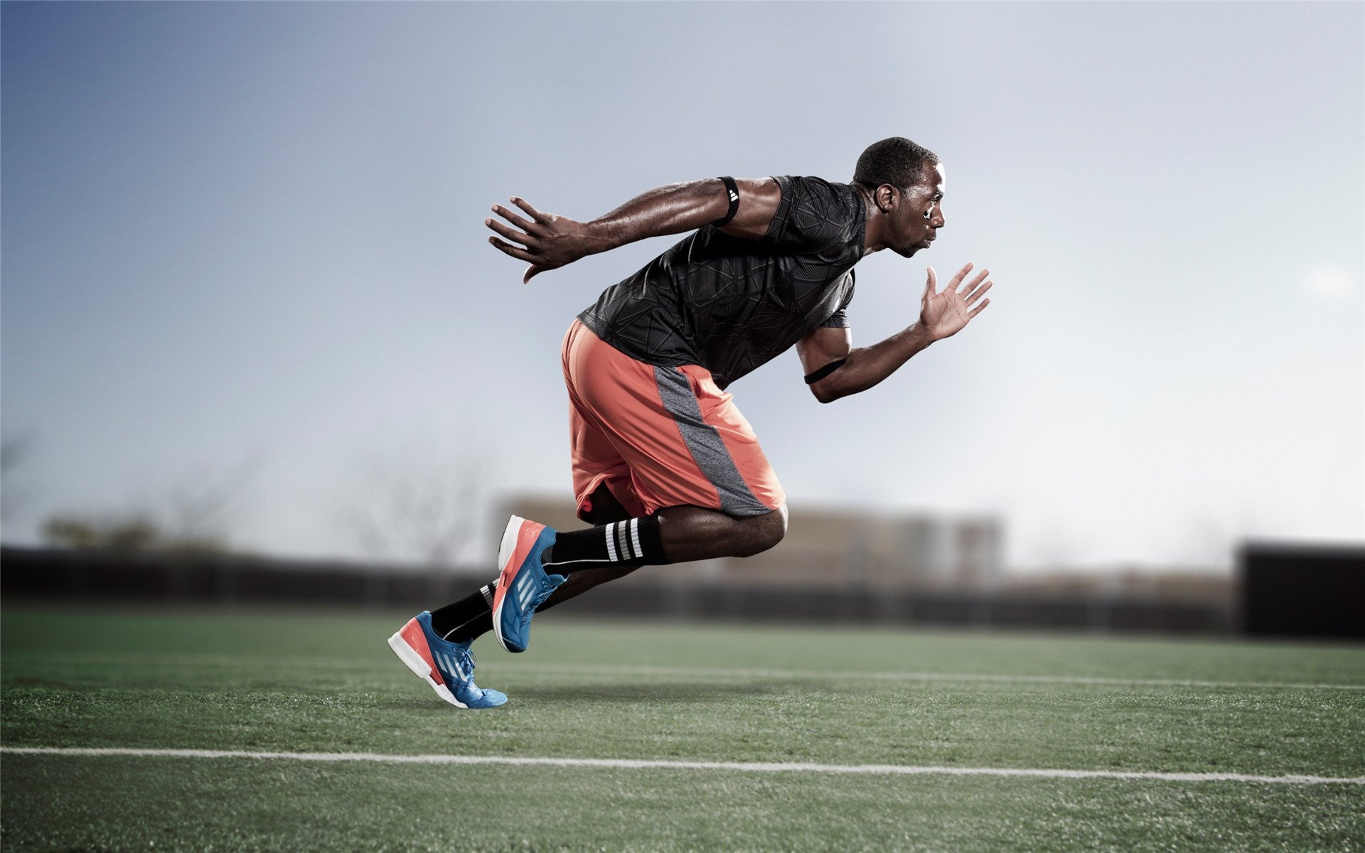 NBA雷霆队球员华莱士致敬老将威斯布鲁克，雷霆队教练布鲁克斯